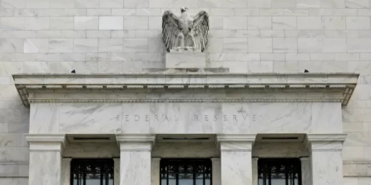 Fed mantém taxa de juros, prevê inflação “elevada” e mercado de trabalho estabilizado