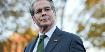 Bessent nega que acordo com UE foi finalizado e defende tarifas sobre Groenlândia