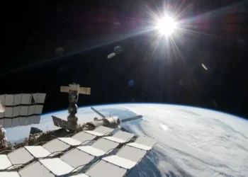 Explosão solar que atinge Terra põe em alerta astronautas para radiação