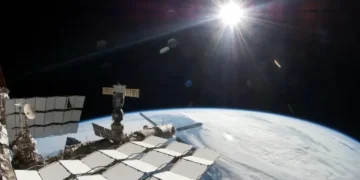 Explosão solar que atinge Terra põe em alerta astronautas para radiação