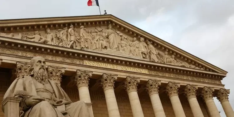 França aprova lei que elimina obrigação sexual no casamento