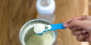 Crise das fórmulas infantis: os produtos de marcas como Danone e Nestlé que estão sendo recolhidos do mercado