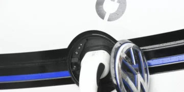 Ifo diz que ambiente empresarial na indústria automóvel alemã apresenta ligeira melhoria em dezembro