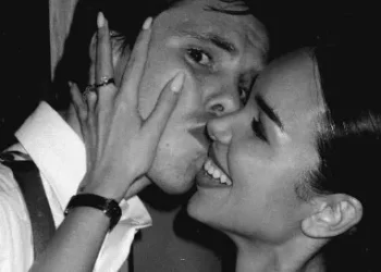 Filho de David Beckham posa com namorada brasileira 9 anos mais velha