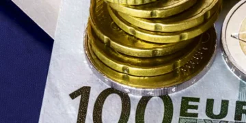 Euro cai face ao dólar após afastamento das expetativas de descida dos juros pela Fed