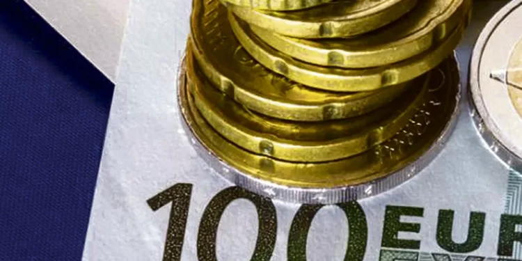 Euro cai face ao dólar após afastamento das expetativas de descida dos juros pela Fed