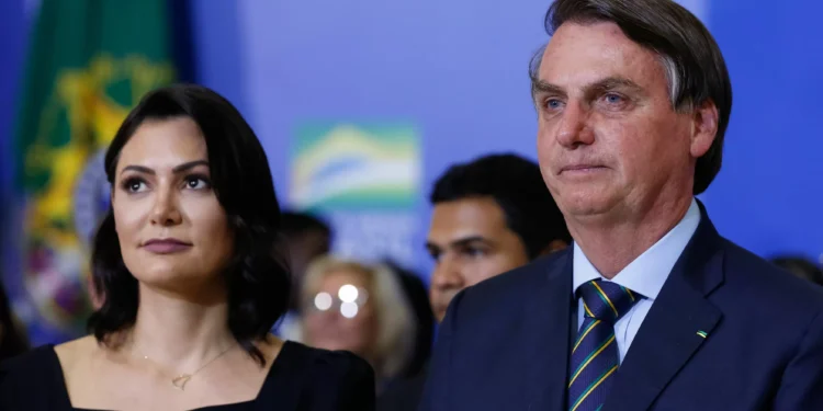 Michelle se manifesta após alta de Bolsonaro: “Vamos vencer os dias maus”