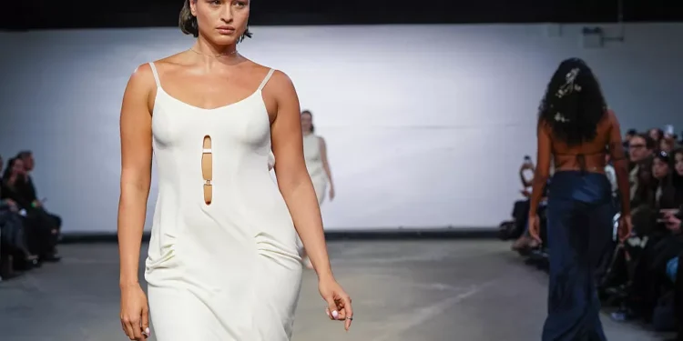 Na contramão do mundo, Londres devolve as curvas à moda