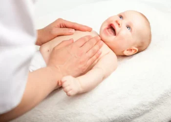 O que a primeira gargalhada do bebê revela sobre a mente humana