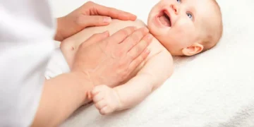 O que a primeira gargalhada do bebê revela sobre a mente humana