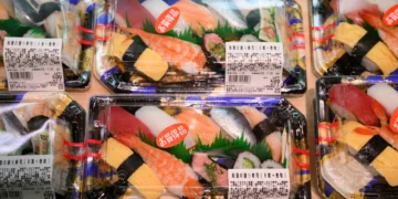 Inflação do Japão desacelera ao menor nível em 2 anos e desafia plano do BC japonês