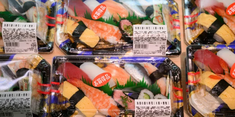 Inflação do Japão desacelera ao menor nível em 2 anos e desafia plano do BC japonês