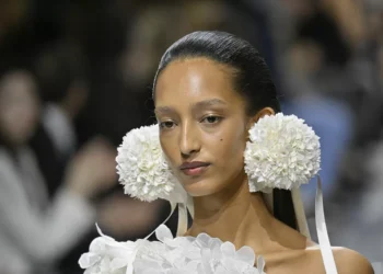 Como um vestido branco específico roubou a cena na alta-costura da Dior?