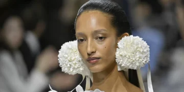 Como um vestido branco específico roubou a cena na alta-costura da Dior?
