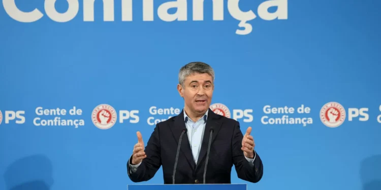 José Luís Carneiro formaliza recandidatura à liderança do PS