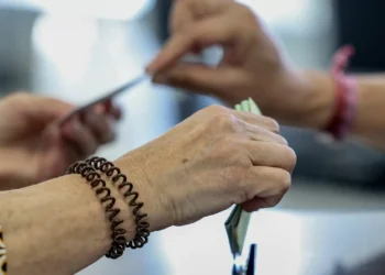 Mandatário de Seguro denuncia transporte indevido de eleitores para votar em Paris