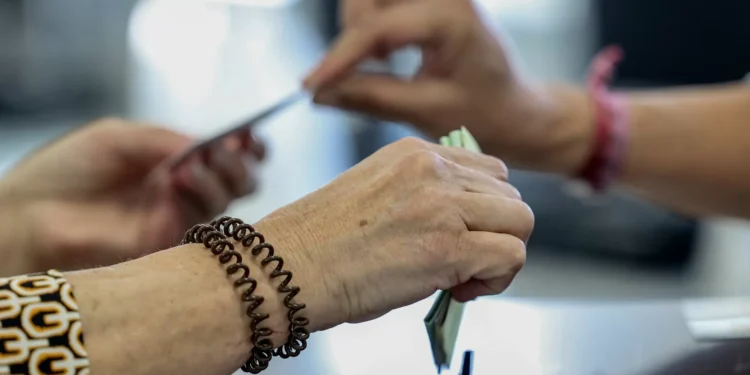 Mandatário de Seguro denuncia transporte indevido de eleitores para votar em Paris