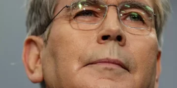 Bessent: cabe a Trump processar ou não Warsh em possível caso futuro sobre juros