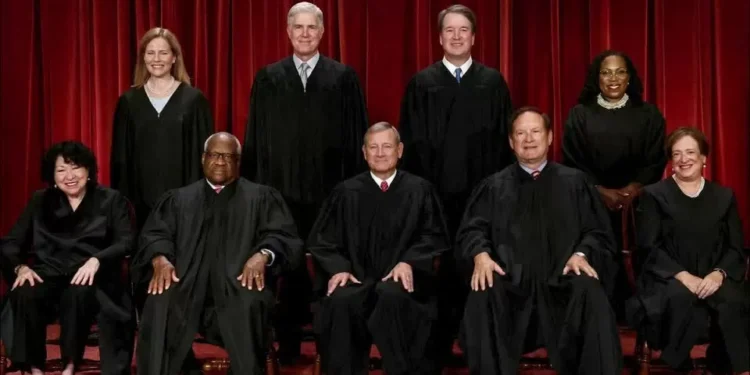 Trump critica juízes da Suprema Corte dos EUA que decidiram contra tarifas