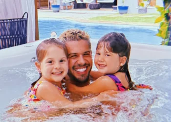 Zé Felipe faz pausa durante gravações e mostra fotos com os filhos no Rio