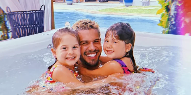 Zé Felipe faz pausa durante gravações e mostra fotos com os filhos no Rio