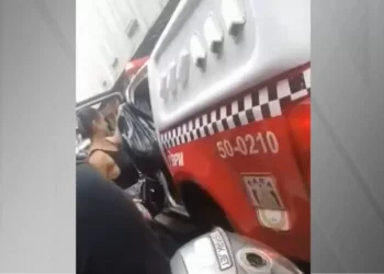 Viatura da PM é flagrada dando carona a mulher no comércio de Belém