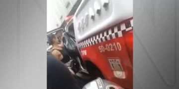 Viatura da PM é flagrada dando carona a mulher no comércio de Belém