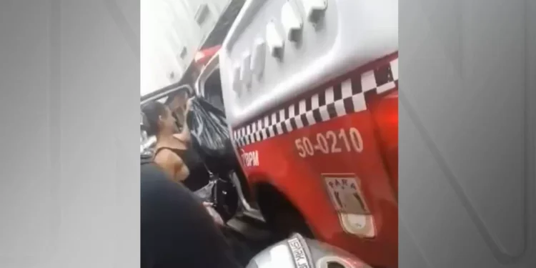 Viatura da PM é flagrada dando carona a mulher no comércio de Belém