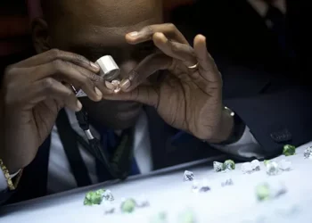 Angolana Sodiam anuncia leilão de 74 pedras especiais de diamantes