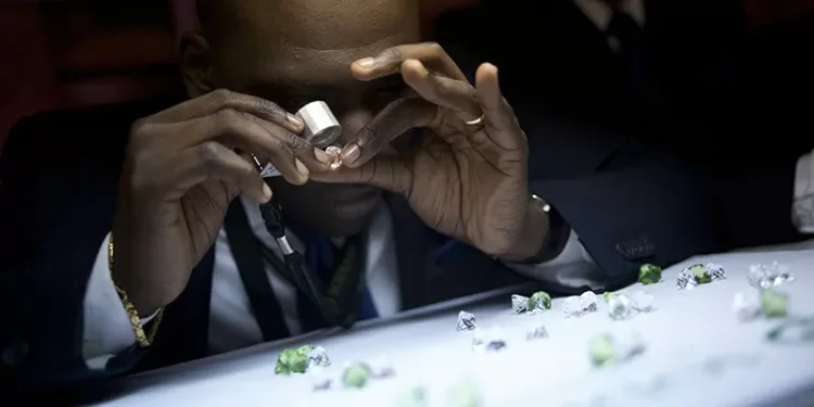 Angolana Sodiam anuncia leilão de 74 pedras especiais de diamantes