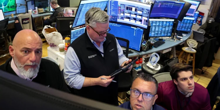 Wall Street cai com dados do mercado de trabalho e preocupações com IA