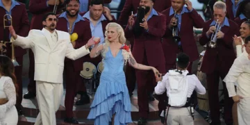 Bad Bunny de Zara, Lady Gaga de azul: os looks usáveis do Super Bowl 2026