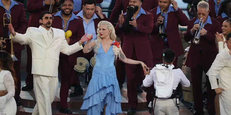 Bad Bunny de Zara, Lady Gaga de azul: os looks usáveis do Super Bowl 2026