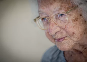 Como combater a solidão na velhice? Especialista em longevidade responde