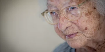 Como combater a solidão na velhice? Especialista em longevidade responde